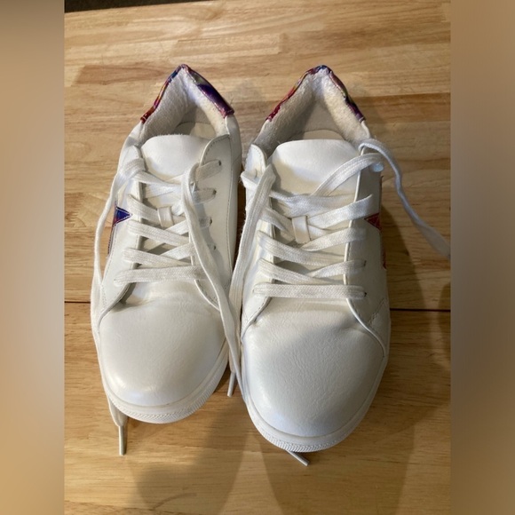 Steve Madden shoes in size 6. Has shiny star & shiny part on back of shoe - Picture 1 of 10